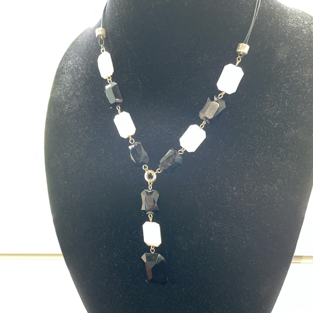 Vintage black and white rectangular faceted bead necklace 12” long silver chain